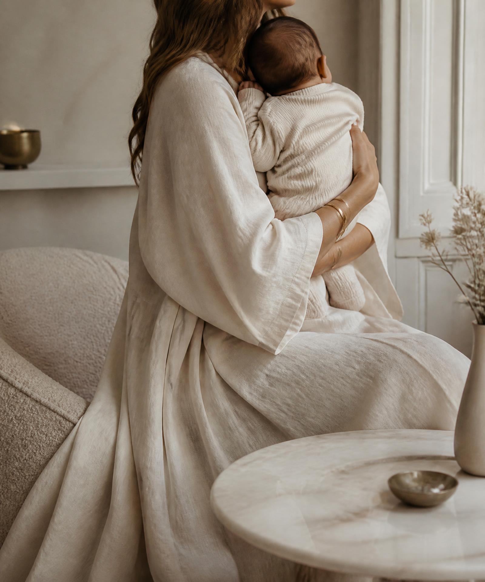 Frau hält eine persönlich zusammengestellte Mama Pur Geschenkbox – du kennst sie, wir finden ihr Geschenk